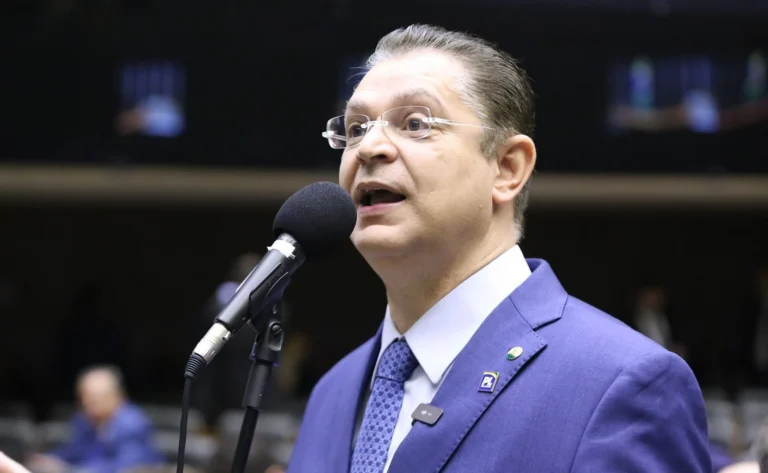 Moraes é um ditador que manda nos Três Poderes, diz líder do PL à CNN