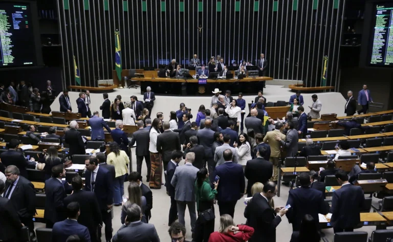 Câmara aprova retirada de gastos em saúde e educação da meta fiscal 