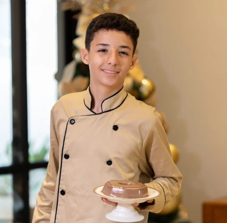 Adolescente que começou a vender pudim para consertar a bike hoje é jovem empreendedor com mais de mil entregas por mês