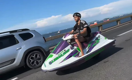 Quem é “Lobão”, influencer que anda de “motojet”, preso em operação no RJ