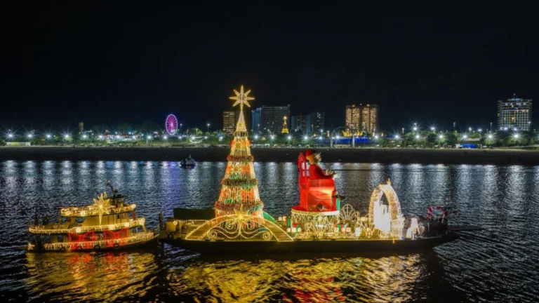 Balsa com Papai Noel leva Natal para comunidades ribeirinhas em Manaus