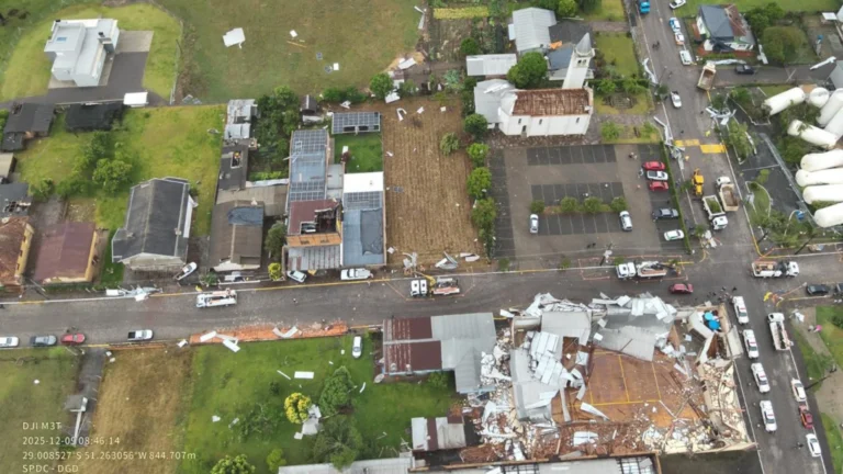 RS: Defesa Civil confirma passagem de tornado em cidade; veja estrago