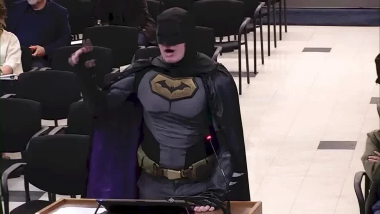 Homem vestido de Batman protesta contra ICE em conselho municipal nos EUA