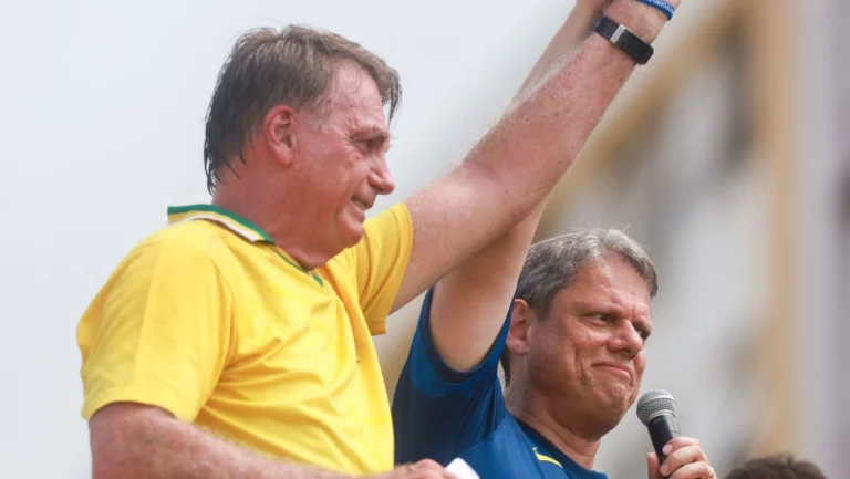 “Engrosso o coro da prisão domiciliar para Bolsonaro”, diz Tarcísio