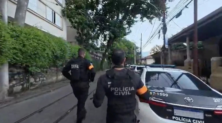 Polícia do RJ mira base do CV para receptação dos automóveis roubados