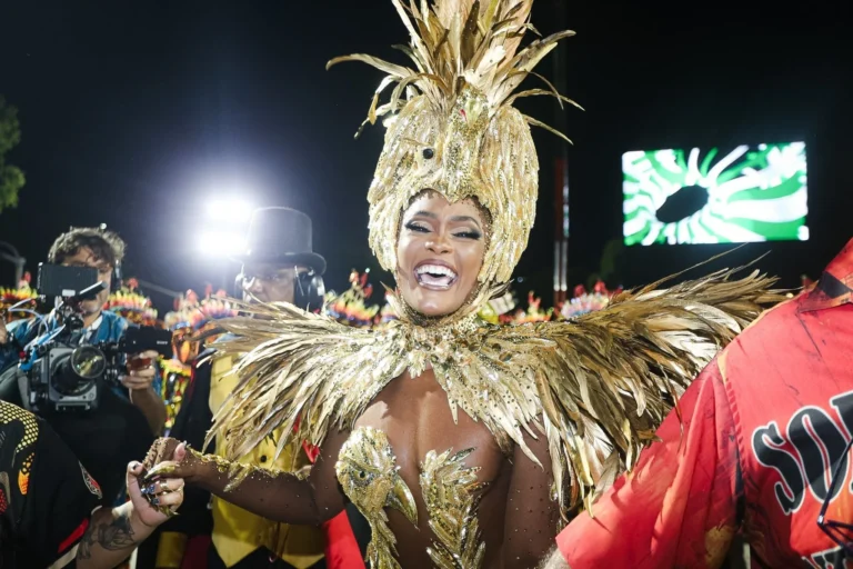 Após deixar posto de rainha, Érika Januza volta à Sapucaí com a Viradouro