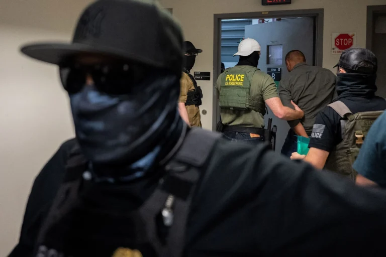 ICE é orientado a focar em criminosos e evitar confrontos, diz agência