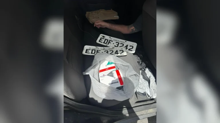 Dupla é presa com Mounjaro roubado em carro furtado e com placas trocadas