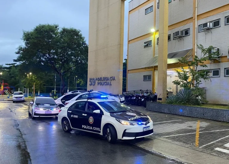 Pai usa celular do filho para assediar colega da escola e acaba preso no RJ