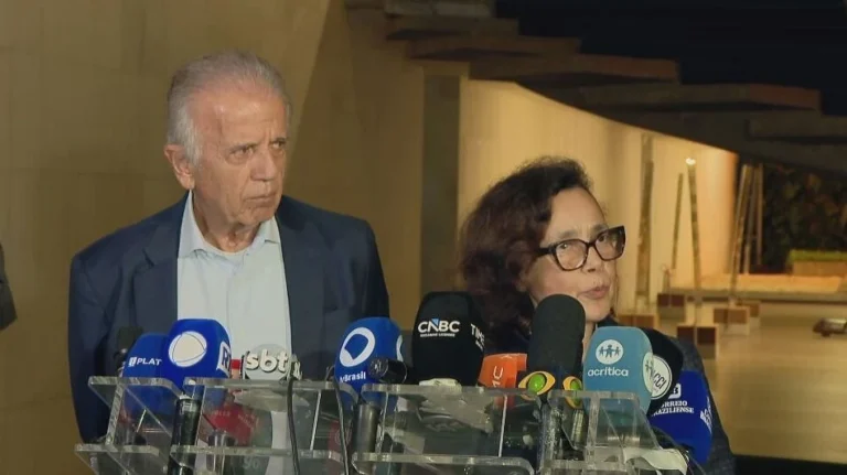 100 brasileiros saíram da Venezuela com ajuda da embaixada, diz ministra