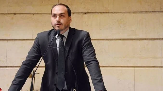 Carlos Bolsonaro critica transferência de Jair Bolsonaro para a Papudinha
