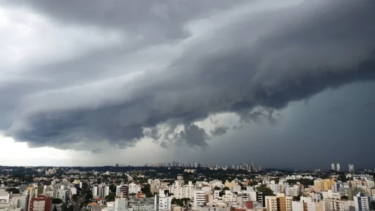 Inmet alerta para tempestade em 313 cidades do Paraná nesta sexta-feira; confira a previsão para o fim de semana