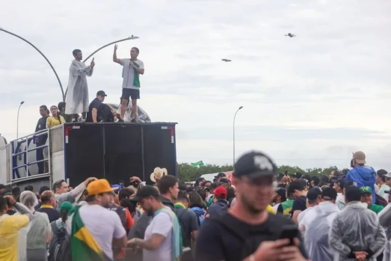 Após raio, Nikolas fecha caminhada com oração e cobranças a Alcolumbre