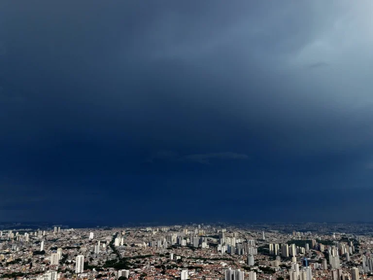 Chuva causa alagamentos e queda de granizo na cidade de SP; mais de 30 mil imóveis ficam sem luz na Grande SP