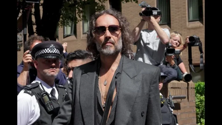 Russell Brand volta ao tribunal para responder por novos crimes sexuais