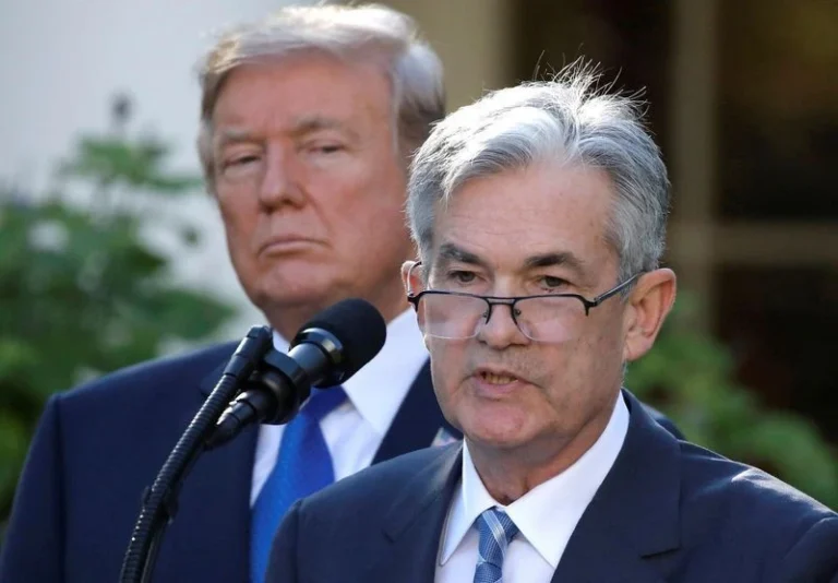 Ações oscilam e dólar cai após Trump aumentar a pressão sobre Powell