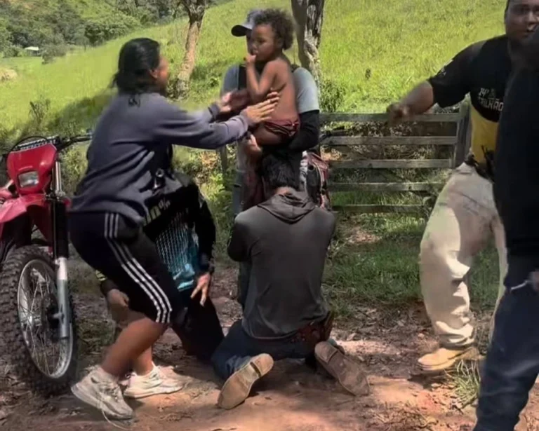VÍDEO: gritos levam voluntários a encontrar menina desaparecida após pararem moto com defeito