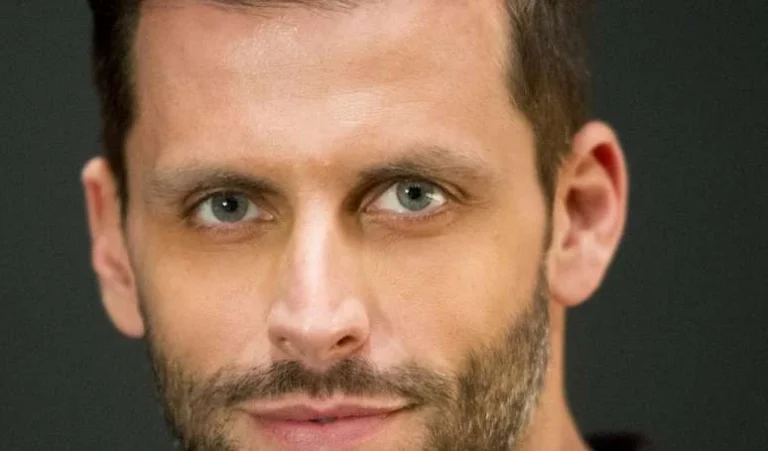 Fora do BBB 26, Henri Castelli revela valor de indenização após vitória na Justiça contra agressores; ator teve mandíbula fraturada há 5 anos em episódio traumático