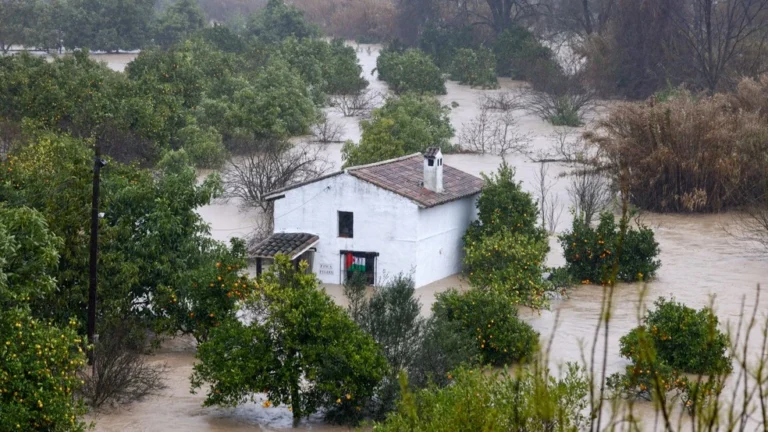 VÍDEO: cidade fica debaixo dágua após passagem de tempestade em Portugal