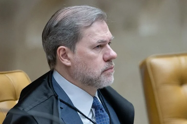 Investigadores: ex-chefe da PF de Bolsonaro auxilia Toffoli no caso Master