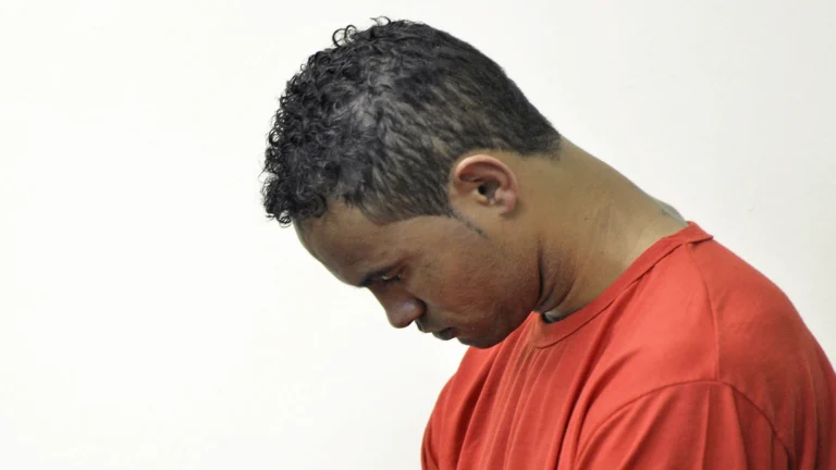 Ex-goleiro Bruno se apresenta à Justiça para regularizar condicional