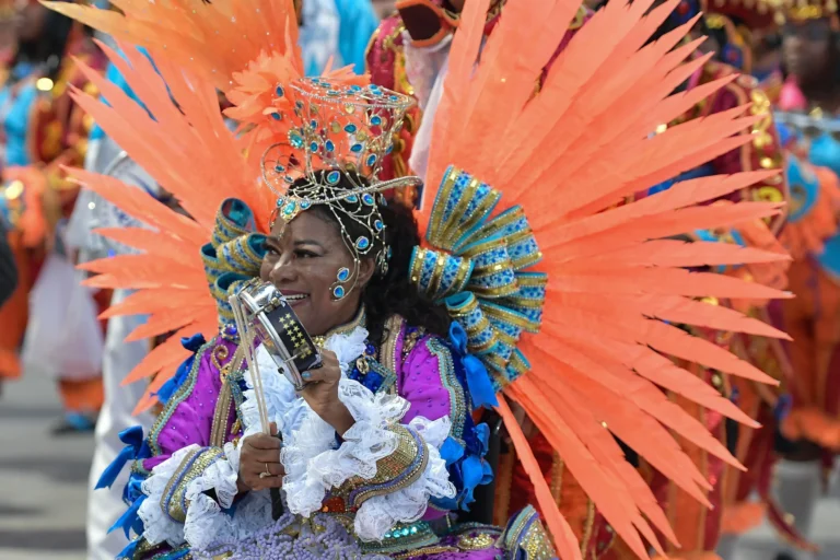 Carnaval no Rio: confira quais escolas desfilam nesta segunda (16)