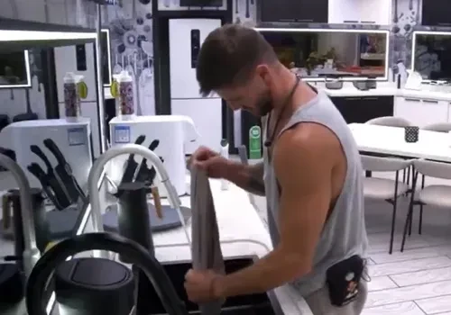 BBB: Jonas é detonado por lavar pano de chão imundo na pia da cozinha