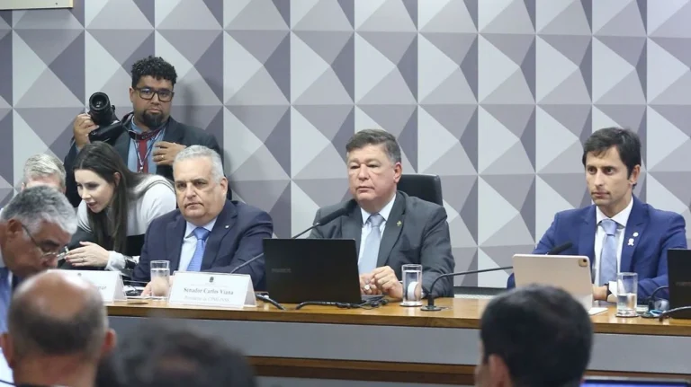 Filho de Camisotti apresenta atestado e sessão da CPMI do INSS é cancelada