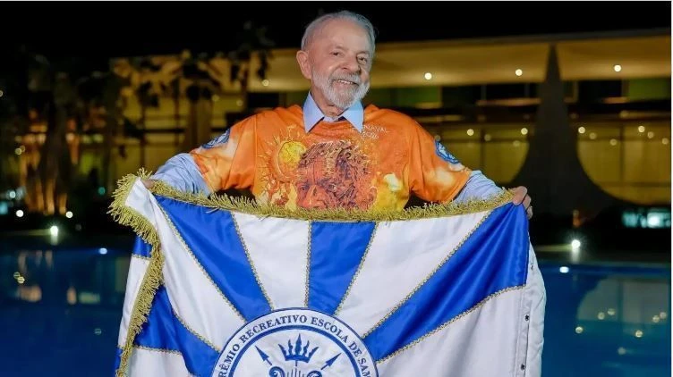 Escola de samba usa bonés do “Maga” e orelhas de Mickey em tom de ironia