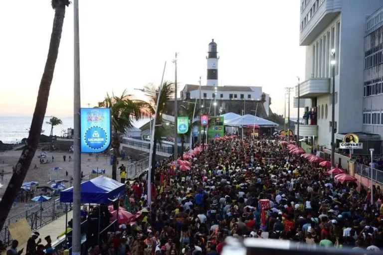 Idoso é preso por injúria racial em Salvador; vítima trabalhava em bloco