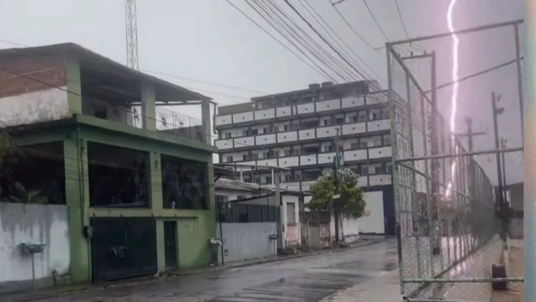 Chuva e raios marcam início do Carnaval no Recife e região metropolitana