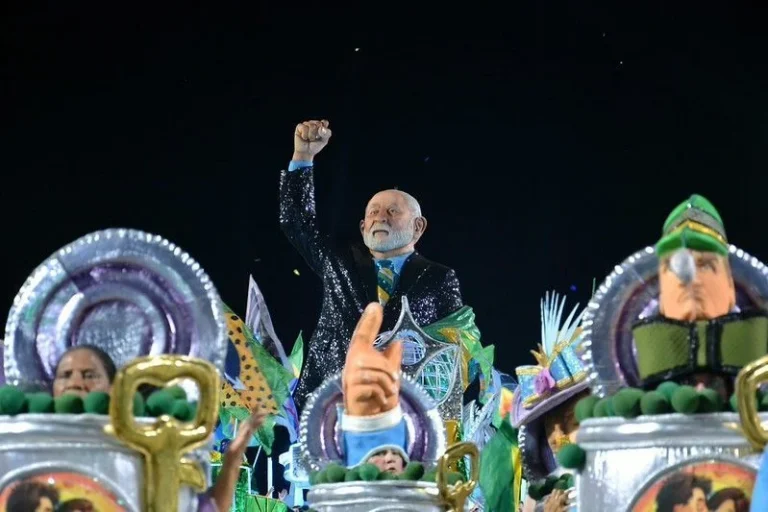 Desfile sobre Lula vira alvo da oposição; governistas falam em ato cultural