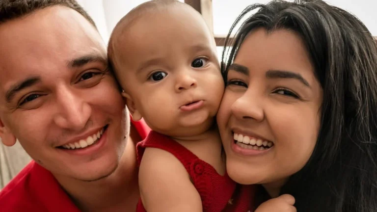 Esposa de João Gomes tatua nome do cantor no braço: “Meu homem”