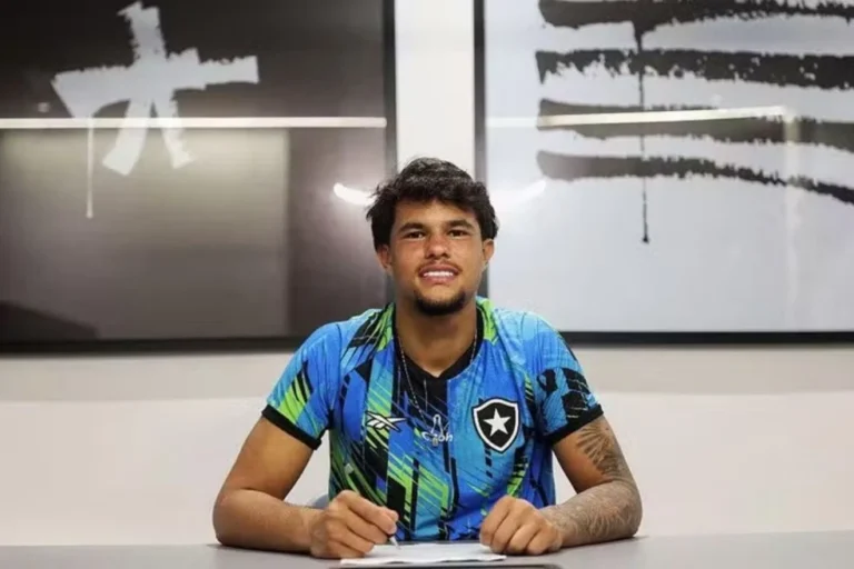 Bruninho Samudio assina 1º contrato profissional com Botafogo, e avó comemora: É sobre resistência