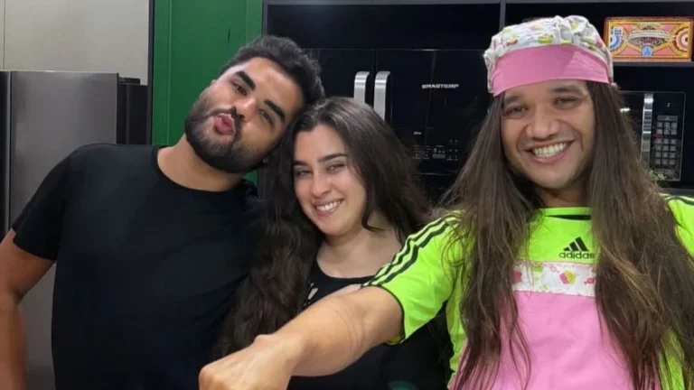 Lauren Jauregui aproveita o Brasil e come cachorro-quente com amigos