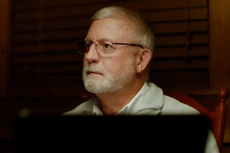 Diretor acusado de hipnotizar alunos que morreram é tema de documentário