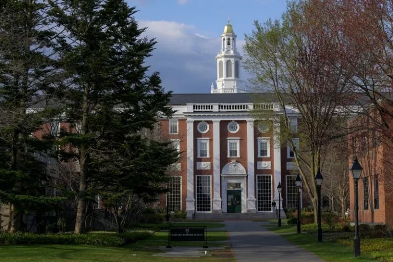 Governo Trump processa Harvard por supostamente atrasar investigação