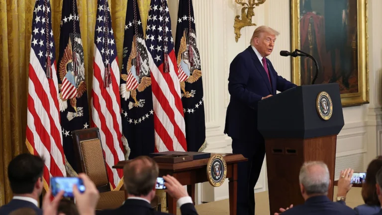 Trump diz que Irã quer fazer um acordo, “seriam tolos se não o fizessem”