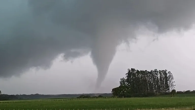 Tornado é registrado no RS durante tempestade; veja vídeos