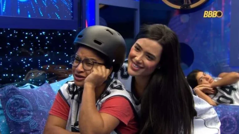 Jordana grita no ouvido de Milena no BBB 26 e sister reage: Agressão aos meus tímpanos; veja vídeo