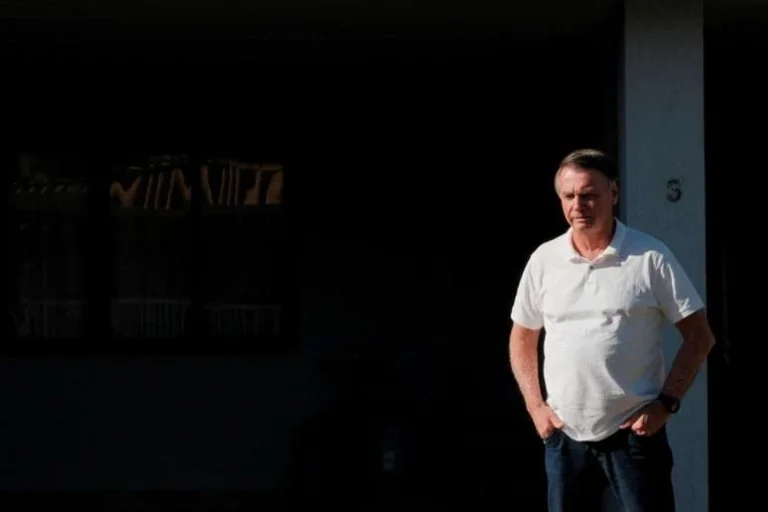 Bolsonaro teve boa evolução nas últimas 24 horas, segue sem previsão de alta da UTI, diz boletim médico