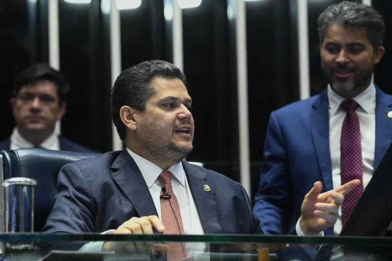 Impeachment de ministros do STF volta ao radar de Alcolumbre