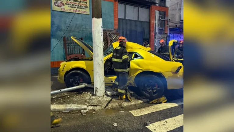 Vídeo: PM perde controle de Camaro e bate em poste na zona Leste de SP