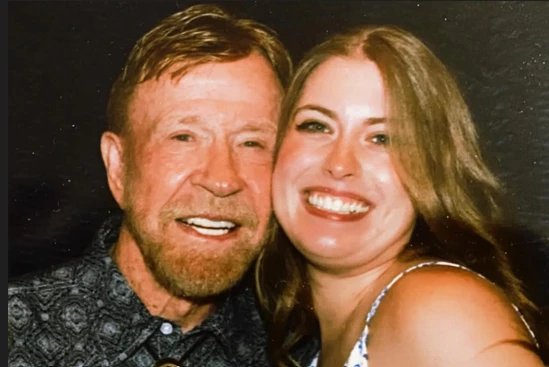Filha de Chuck Norris homenageia o pai em post nas redes: “Meu protetor”