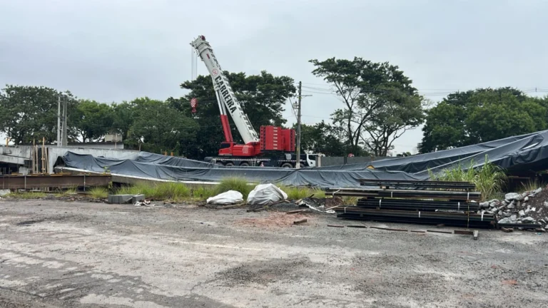 Viaduto em construção desaba e deixa feridos em São Bernardo do Campo (SP)