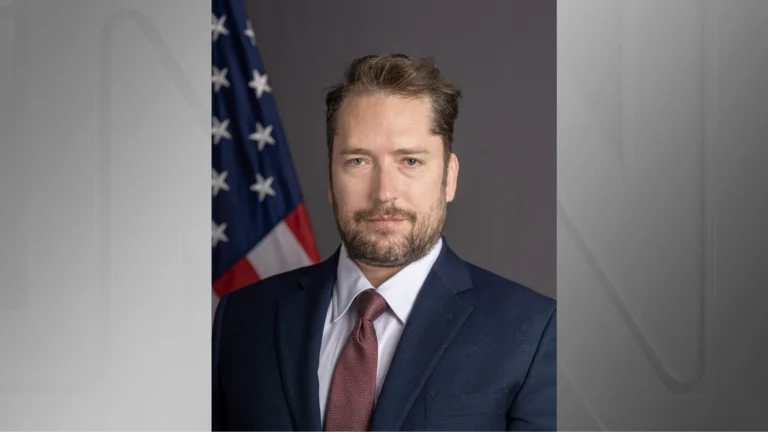 Quem é Darren Beattie, assessor de Trump que teve visto revogado por Lula