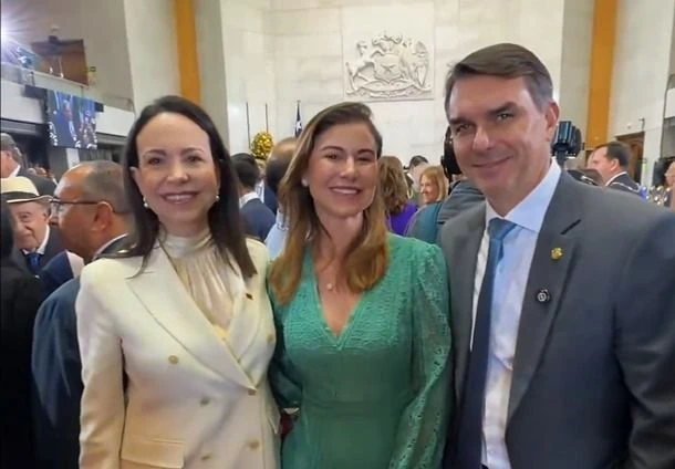 No Chile, Flávio Bolsonaro chama oposicionista venezuelana de “inspiração”