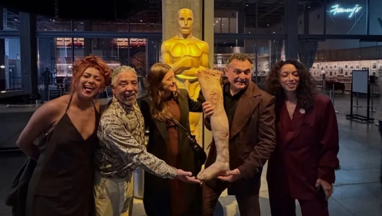 Elenco de “O Agente Secreto” posa com perna cabeluda em evento do Oscar