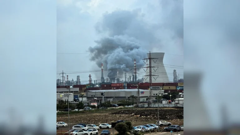 Bombeiros contêm incêndio em área industrial atingida por ataque em Israel