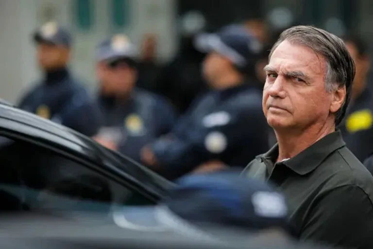 Bolsonaro passa mal e volta a precisar de atendimento médico, diz Flávio